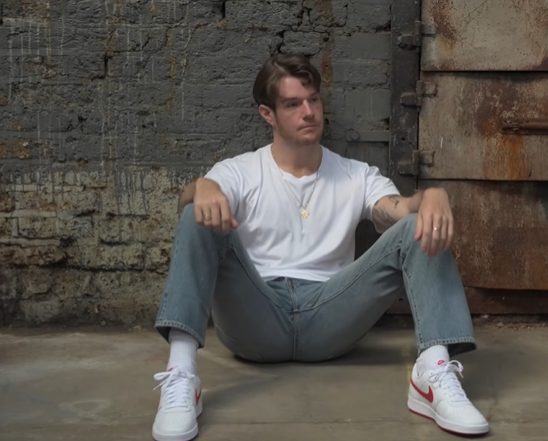 Connor Swindells Biografia 