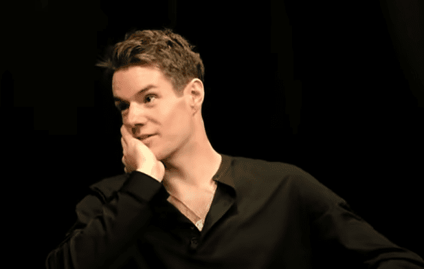 Connor Swindells: Medidas corporais e aparência física